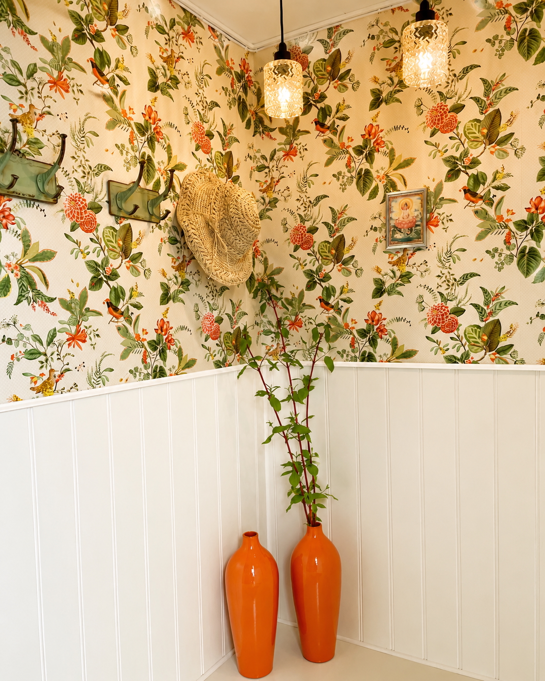 Entré med blomstret tapet – sommerhus Tisvilde Vejby