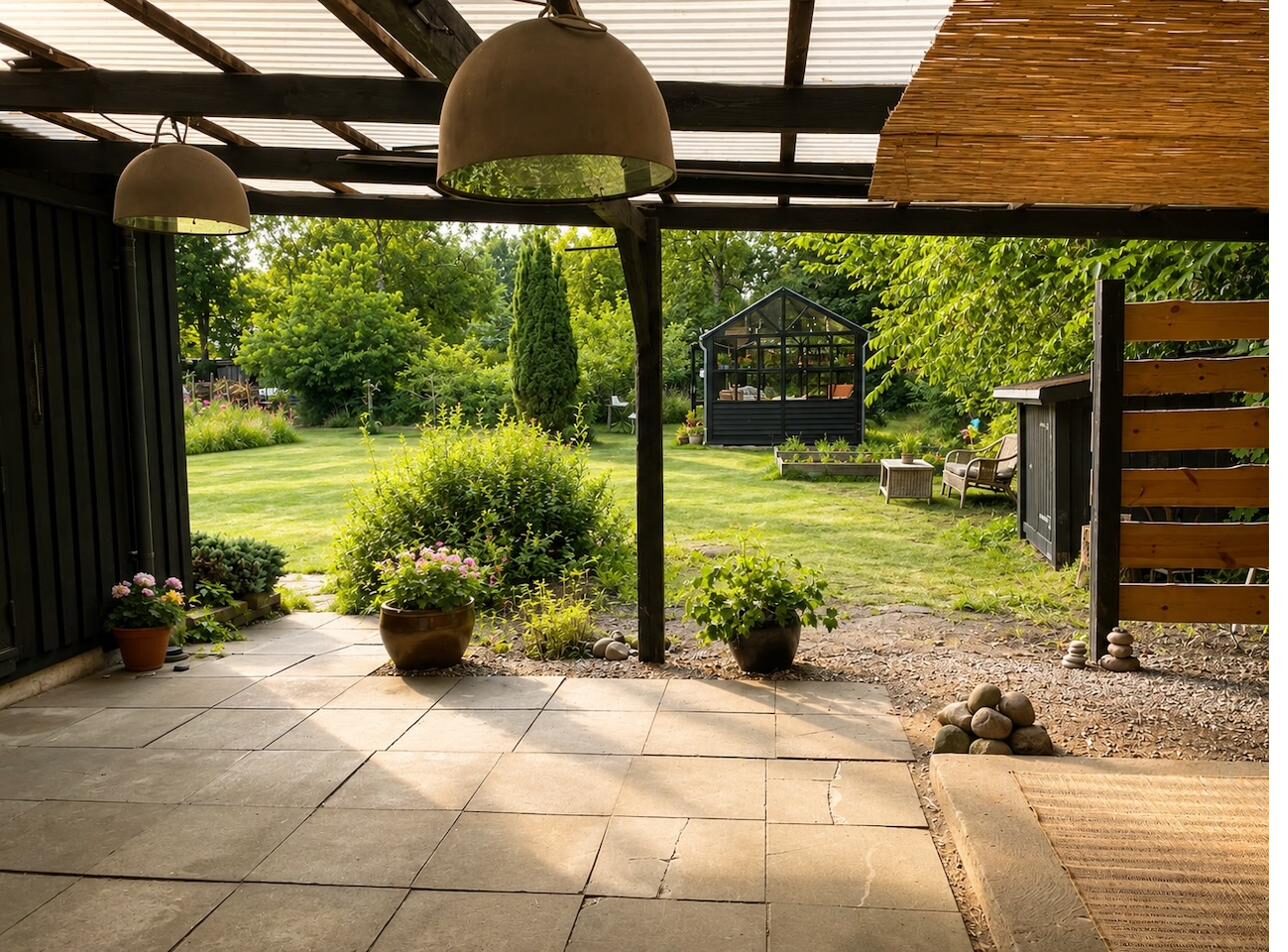 Overdækket gårdhave på 48 m² med langbord – sommerhus til salg Vejby Strand
