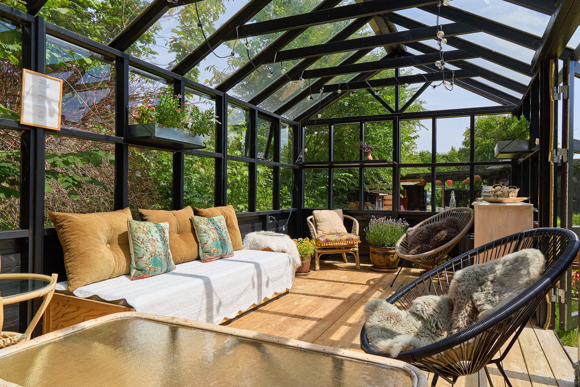Orangeriets daybed med puder og fåreskind – sommerhus Vejby Strand Nordsjælland