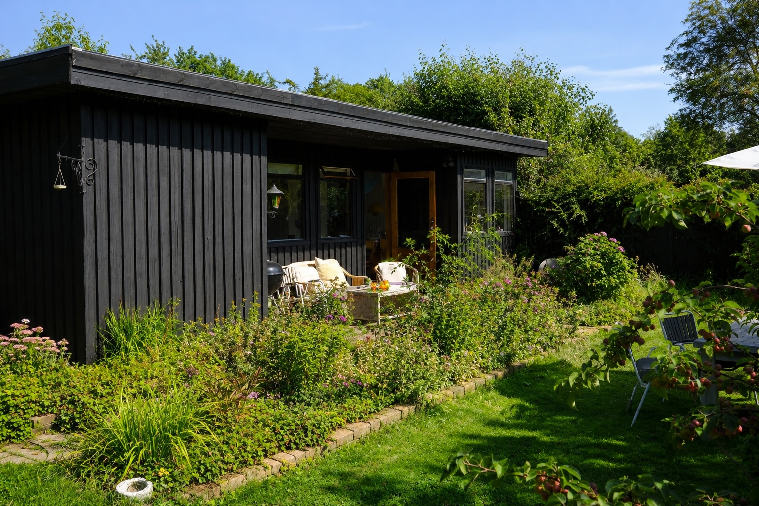 Sommerfuglehuset sort træhus med have – sommerhus leje Den Danske Riviera
