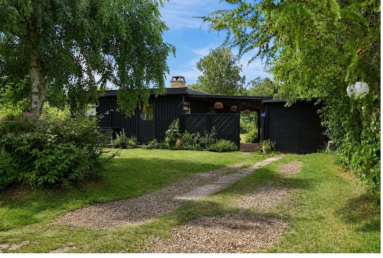 Sommerhus til salg – sort træhus med vild have, Nøddevej 9, Vejby Strand, Nordsjælland