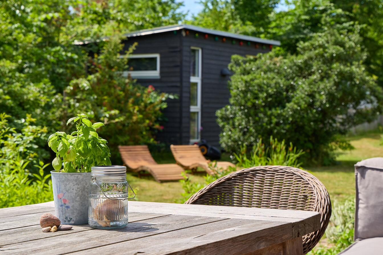 Terrasse ved annekset med loungestole – sommerhus Tisvilde Vejby Strand