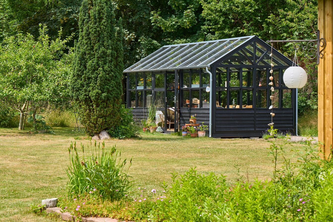 Vild have med orangeriet i baggrunden – sommerhus Vejby Strand Nordsjælland
