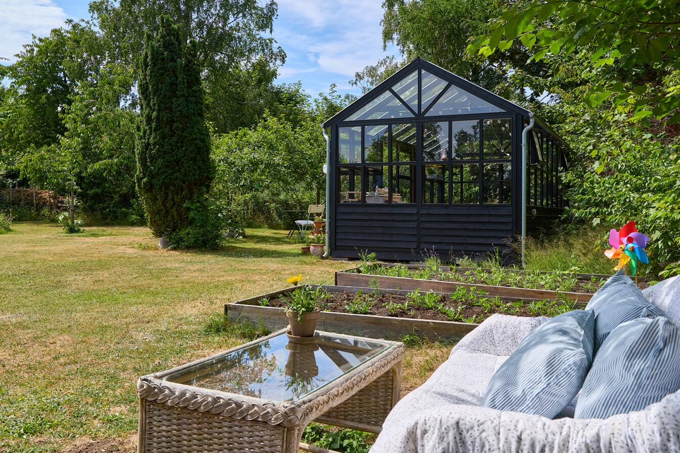 Vild blomstrende have med sti – sommerhus til salg Nøddevej 9, Vejby Strand